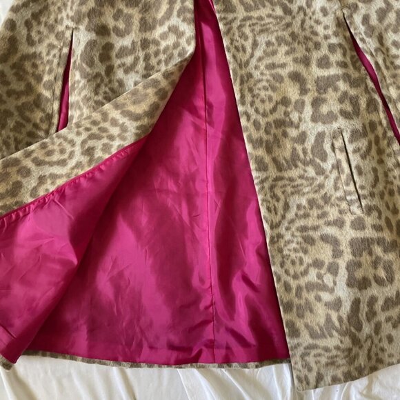 Leopard Print Wool-Blend Cape With Hot Pink Lining & Gold-Tone Clasp Closure - Picture 6 of 14